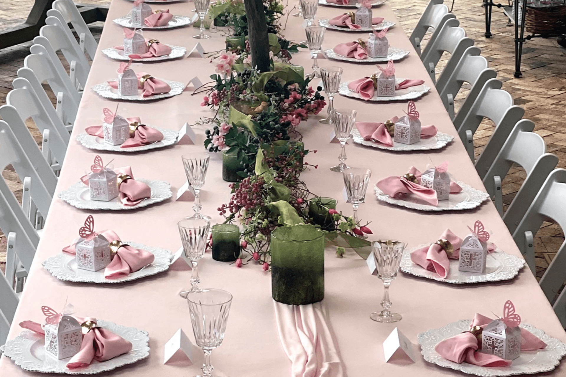 Elegant wedding reception table setting
